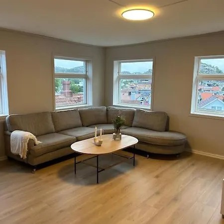 Apartamento Sentralt Hus Med Egen Parkering
