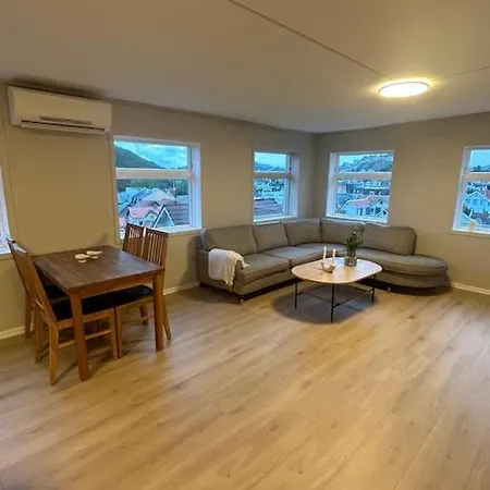 Apartamento Sentralt Hus Med Egen Parkering