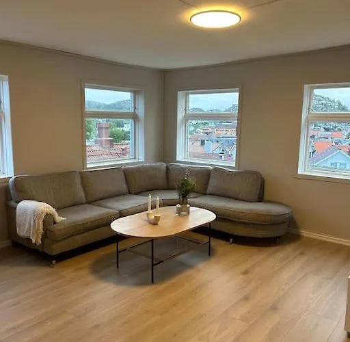 Apartamento Sentralt Hus Med Egen Parkering