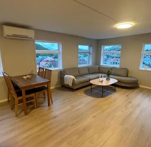Apartamento Sentralt Hus Med Egen Parkering